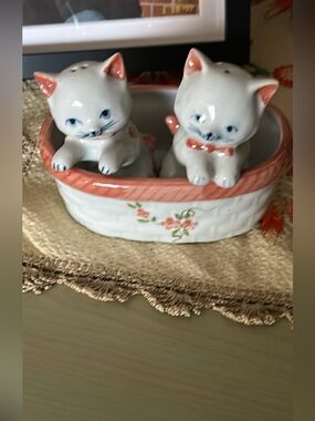 Vintage Andrea by Sadek Handpainted Kitty Salt and Pepper Set